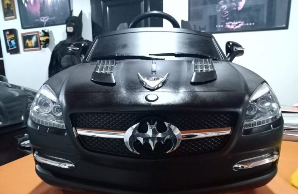 El Batman solidario de La Plata subasta un "mini batimóvil" para el día del niño