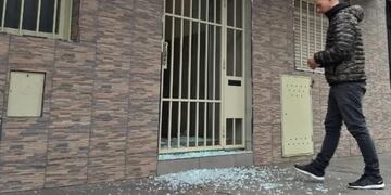 Desconocidos rompieron el vidrio de la puerta de ingreso del edificio de Roca 1960 donde cumple arresto domiciliario Jorge Funes\u002E (Juan José García / El Ciudadano)