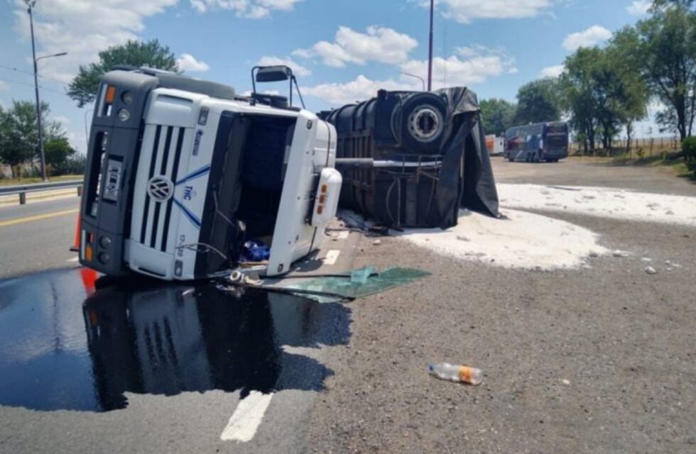 Iba cargado con sal, se quedó sin frenos y volcó en La Cumbre