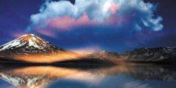 La laguna del Diamante -espejo de agua- está situada a 11 kilómetros del límite con Chile, en departamento de San Carlos\u002E