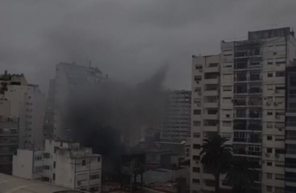 Otro incendio en Villa Crespo: bomberos trabajaron en un restaurante en plena Avenida Corrientes