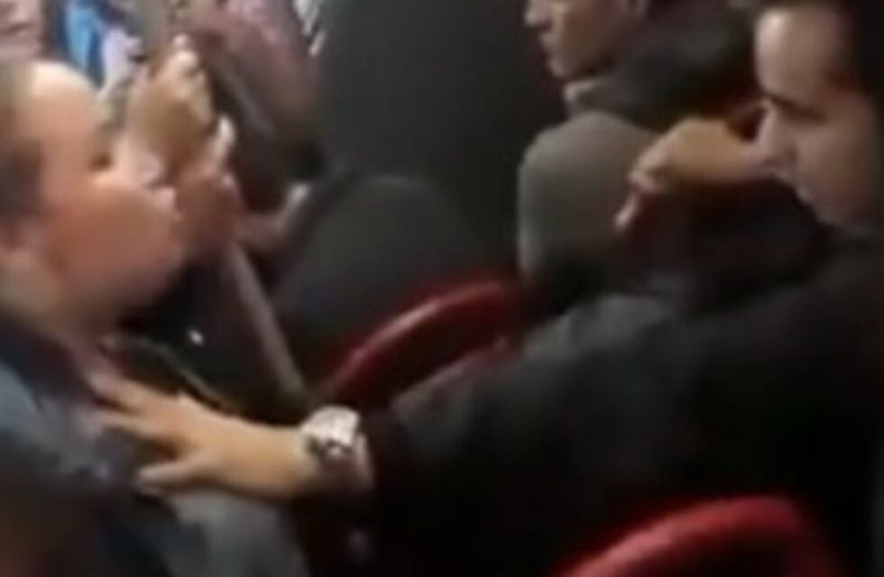 La reacción de una mujer al encontrar a su esposo con la amante en el colectivo