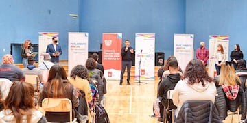 Con una convocatoria de jóvenes de toda la provincia, la 12° Edición Provincial del Parlamento Juvenil del MERCOSUR se desarrolló en el corazón de la Isla, en el marco del 49° Aniversario de la localidad mediterránea.