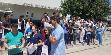 Médicos del Centenario protestan por el pésimo estado de la comida