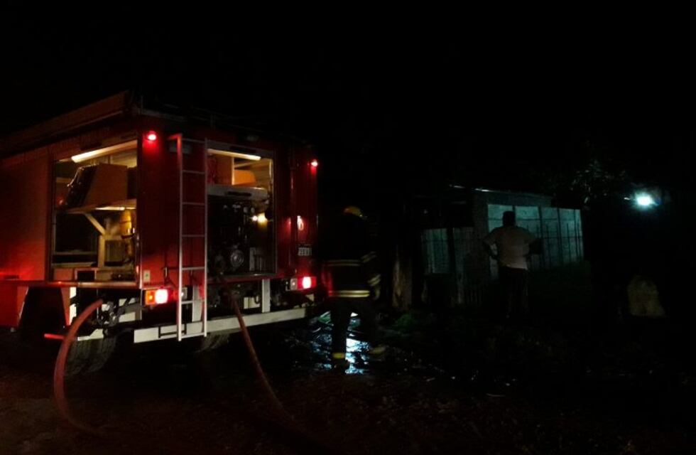 Un incendio durante la madrugada dejó pérdidas totales