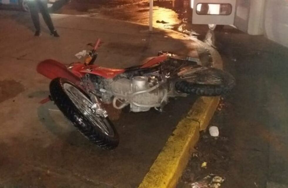 Tres jóvenes en una motocicleta colisionaron contra un auto estacionado