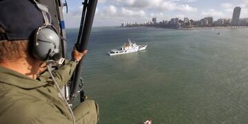 Un argentino de la Prefectura (guardacostas) apostando lanchas patrulleras en la costa de la localidad balnearia de Mar del Plata, por delante de la XX Cumbre Iberoamericana, 2 de diciembre de 2010\u002E An Argentine Prefectura (Coast Guard) boat patrols off the shore of the Mar del Plata seaside resort, ahead of the XX Ibero-American Summit, December 2, 2010\u002E Leaders from Latin America, Spain and Portugal will gather in Argentina for Ibero-American summit from December 3-4\u002E REUTERS/Enrique Marcarian (ARGENTINA - Tags: POLITICS BUSINESS) mar del plata XX Cumbre Iberoamericana de Jefes de Estados y de Gobierno cumbre seguridad operativo patrullaje helicoptero patrullaje guardacosta mar