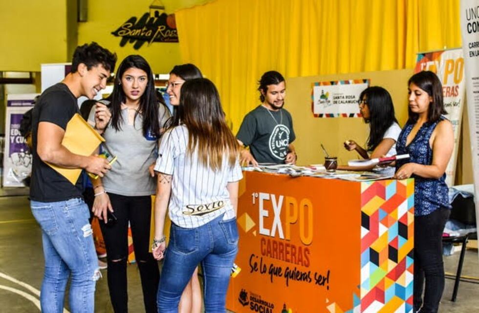 Expo carreras: jovenes planifican su futuro