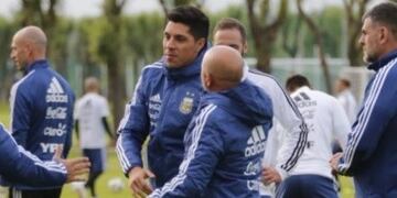 El técnico argentino, Jorge Sampaoli habla con el mendocino, Enzo Pérez durante la práctica en Rusia\u002E