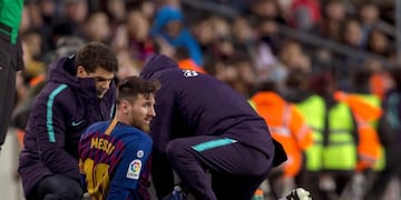GRAF374\u002E BARCELONA, 02/02/2019\u002E- El delantero argentino del FC Barcelona, Leo Messi, atendido por los fisios del equipo blaugrana durante el encuentro correspondiente a la jornada 22 de Primera División, que han disputado frente al Valencia en el estadio del Camp Nou, en Barcelona\u002E EFE/Quique García\u002E