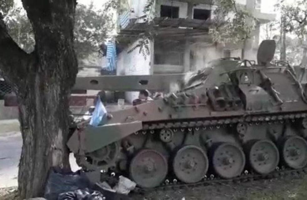Paraná: un tanque de guerra se quedó sin frenos y chocó contra un árbol