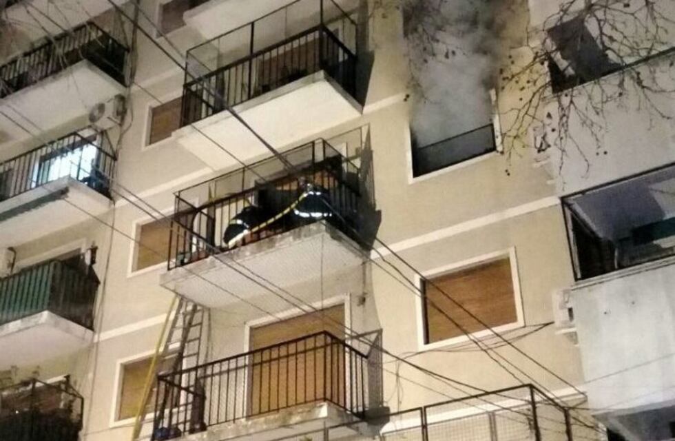 Una mujer de 84 años murió al incendiarse un departamento en Villa del Parque