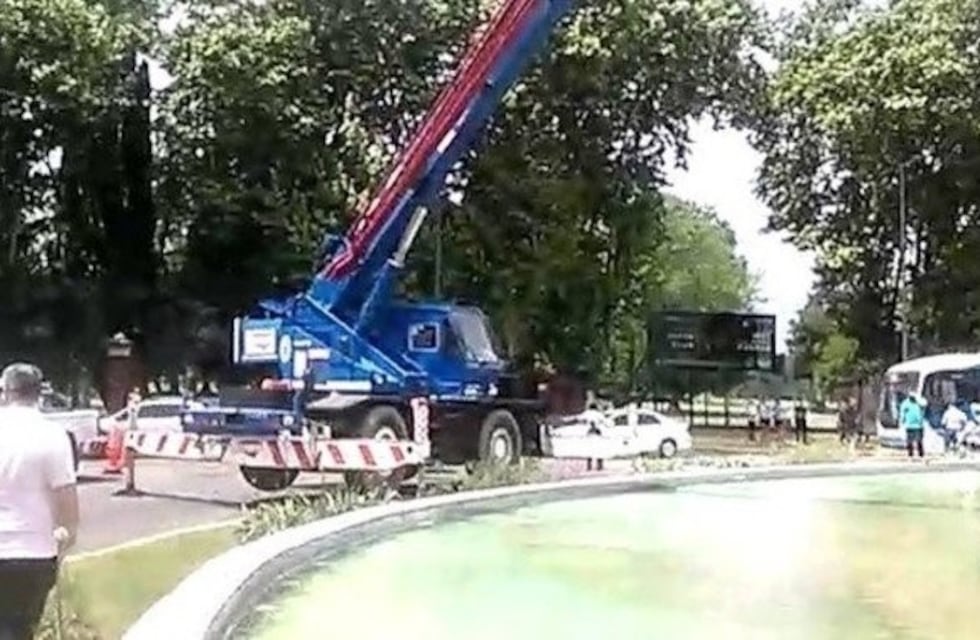 Siguió de largo en una rotonda y el auto se metió en una fuente de agua
