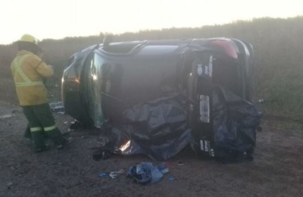 Murió un hombre al volcar su auto cerca de Álvarez