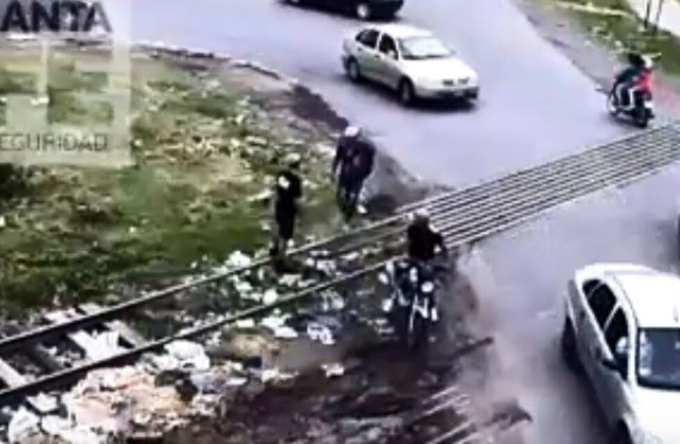 Video: motochorros acecharon a un joven para robarle, quedaron grabados y terminaron detenidos