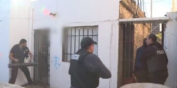 Momento en que la policía irrumpe en la caso de \