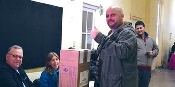 Octavio Crivaro, del Frente Izquierda, votó este domingo en las PASO\u002E (@OctavioCrivaro)