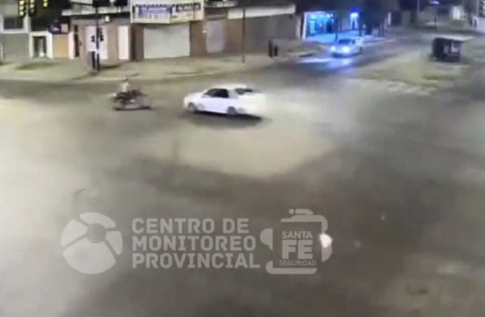 Impactante: motociclista voló por el aire tras un fuerte choque contra un auto