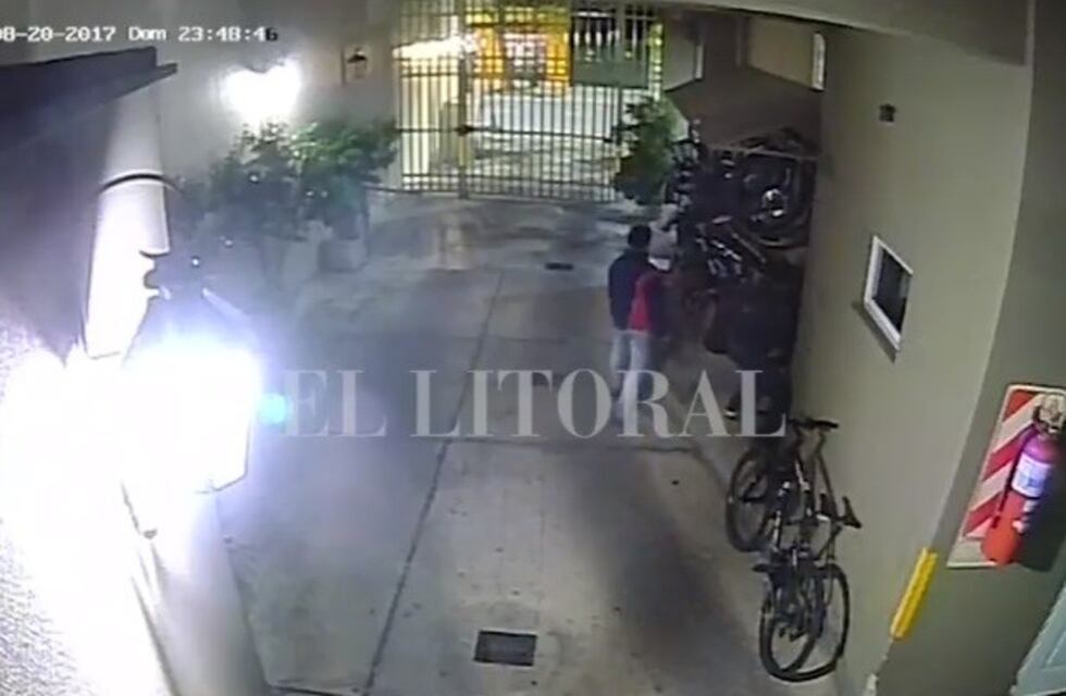Ingresaron a un edificio, robaron bicicletas y quedaron filmados