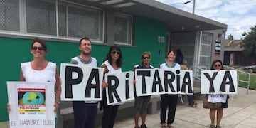 Reclamo a Esteban Bullrich en el jardín Pichi Huinca\u002E Docentes enrolados en los gremios de Suteba y FEB y representantes de la CTA de Los Trabajadores cruzaron al Senador