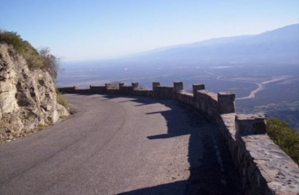 Dos motos chocaron y una cayó al precipicio