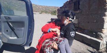 Policía carga a una anciana en Malargüe