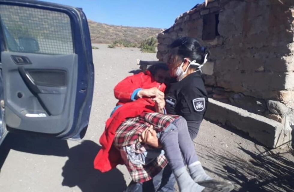 Policía cargó a una anciana durante la evacuación de un puesto por un incendio