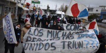 Manifestaciones en la lluviosa tarde de Caleta Olivia