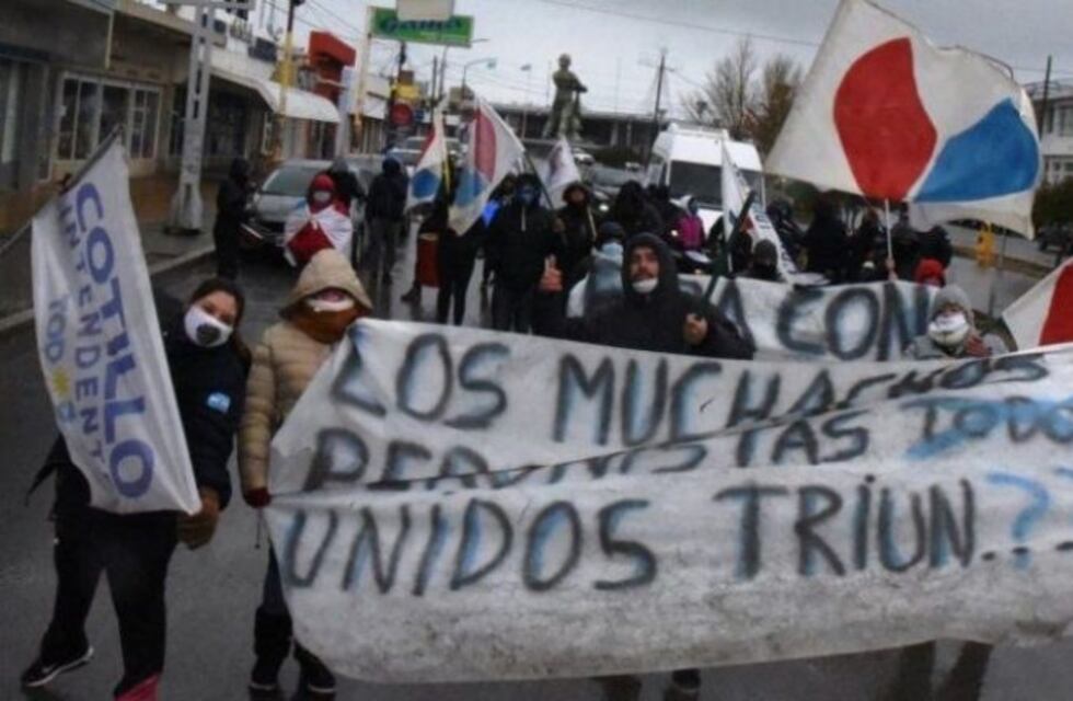 Manifestaciones en la lluviosa tarde de Caleta Olivia