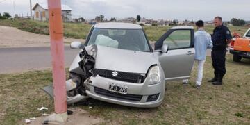 Fuerte choque contra un poste de luz