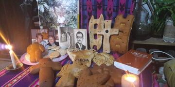 Familia Penizzotto - Zarif del barrio Alto Comedero preparó su mesa de ofrendas para honrar a sus familiares que ya no están