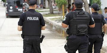 El agente policial logru00f3 reducir al supuesto delincuente.