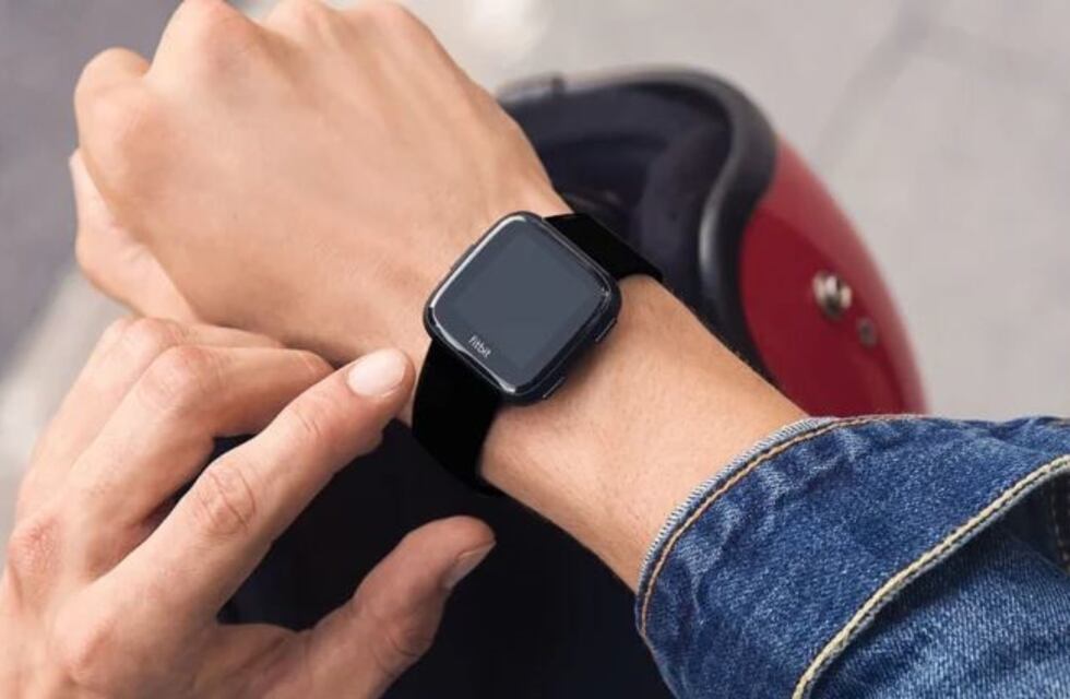 Google compró una marca de relojes inteligentes y se instala como competidor de Apple