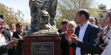Inauguran en Río Negro el busto de un excombatiente que murió en el Belgrano\u002E