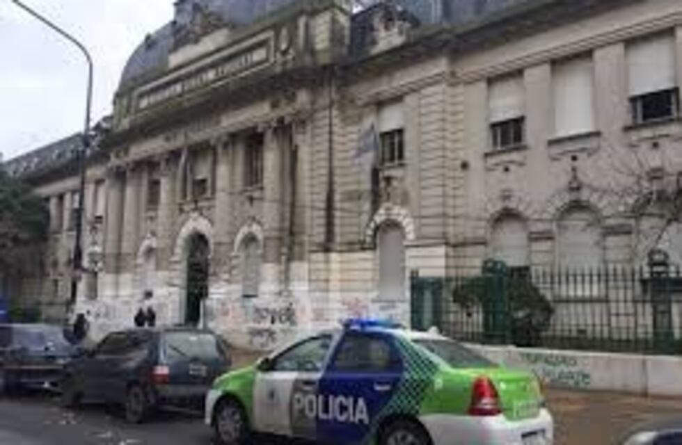 Seguirá detenido el alumno acusado de realizar 30 amenazas al Normal 1