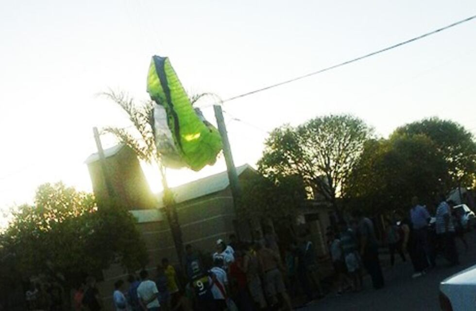 Practicaba parapente y terminó enroscado en el cableado eléctrico