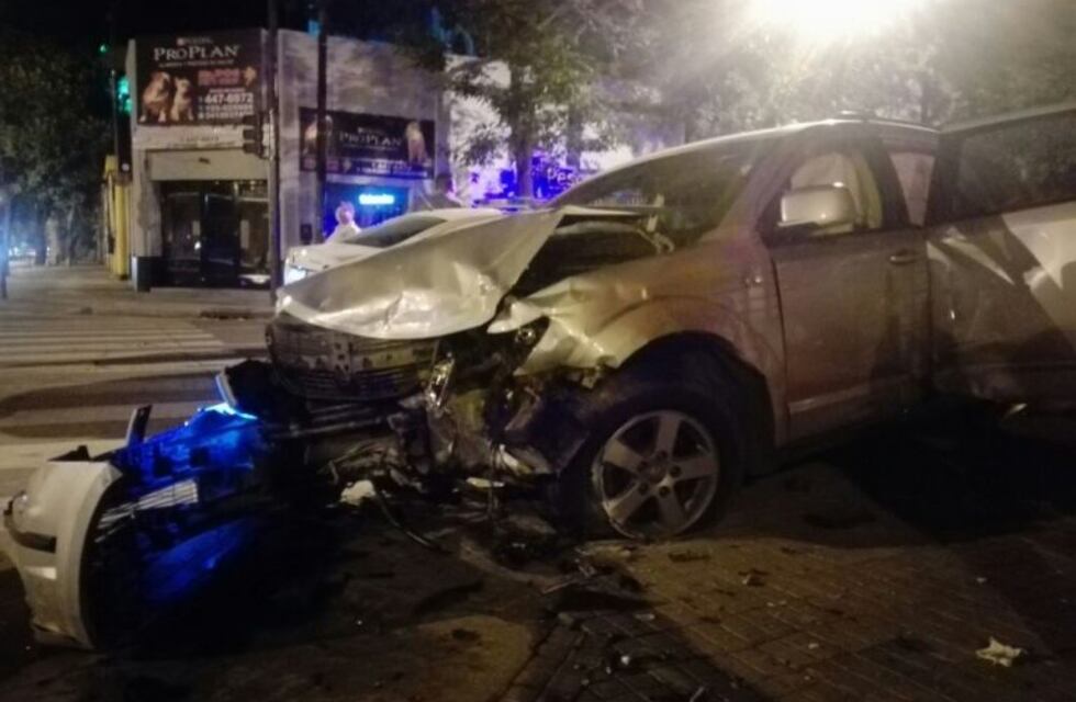 Violenta colisión con una mujer herida en Mendoza y Santiago