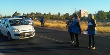 Las obreras textiles reparten volantes en la ruta sin cortar el tránsito