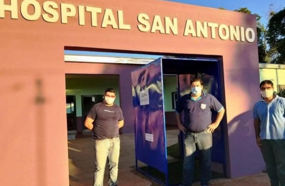 Docentes de San Antonio fabricaron y donaron cabinas de desinfección para el hospital