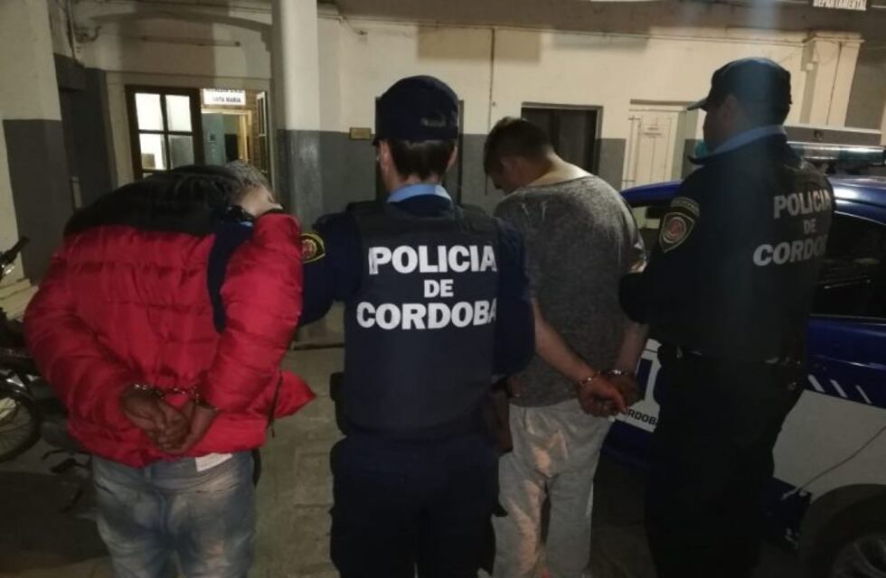 Dos detenidos por tenencia de armas y conducir un vehículo robado