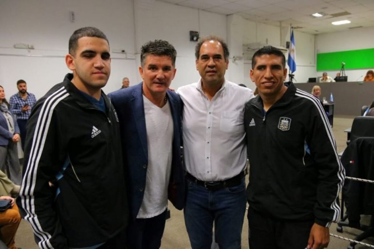 Los Murciélagos cordobeses, distinguidos por el concejal Marcelo Pascual\u002E El Luifa Artime también recibió un reconocimiento y posó con los muchachos\u002E