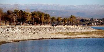 Costanera de Villa Carlos Paz tras una reciente nevada en las Altas Cumbres\u002E (Foto: Yanina Aguirre / Facebook Secretaría de Turismo VCP)\u002E