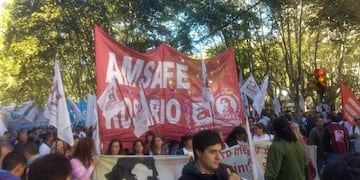 Marcha de los gremios docentes de Rosario durante el paro nacional lanzado por la Ctera en repudio a la represiu00f3n nacional.