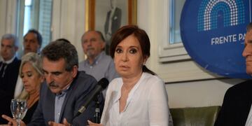 ARCHIVO - La senadora y ex presidenta Cristina Fernández de Kirchner brinda una conferencia de prensa el 07/12/2017 en Buenos Aires, Argentina\u002E La Justicia argentina citó el 01/08/2018 a declarar a Fernández de Kirchner y arrestó a cinco de sus ex funcionarios y a seis empresarios en el marco de un megaoperativo que investiga el supuesto pago de sobornos, informó el diario \