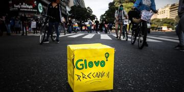 -FOTODELDIA- AME3024\u002E BUENOS AIRES (ARGENTINA), 29/05/2020\u002E- Trabajadores del sector de entregas y reparto a domicilio participan en una manifestación para reclamar mejores condiciones de trabajo este viernes en la ciudad de Buenos Aires (Argentina)\u002E Cientos de repartidores de plataformas de reparto a domicilio y otros \