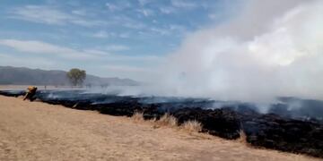 Incendio forestal en La Cumbre\u002E (Imagen: captura / Facebook Bomberos Voluntarios La Cumbre)\u002E