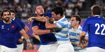 France' and Argentina's players fight after the Japan 2019 Rugby World Cup Pool C match between France and Argentina at the Tokyo Stadium in Tokyo on September 21, 2019\u002E (Photo by FRANCK FIFE / AFP)