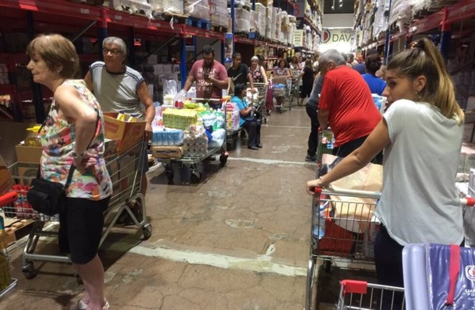Cuarentena obligatoria: largas filas en los ingresos de los supermercados mendocinos