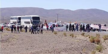 Comunidades aborígenes permanecen en la Ruta 52, en Jujuy