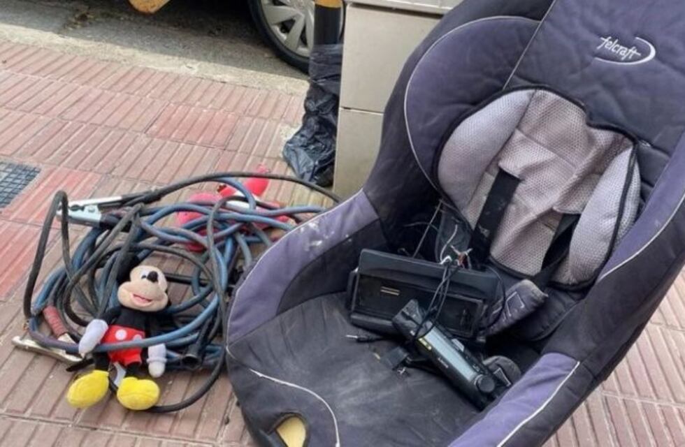 Se robó un peluche y una butaca de bebé de un auto estacionado